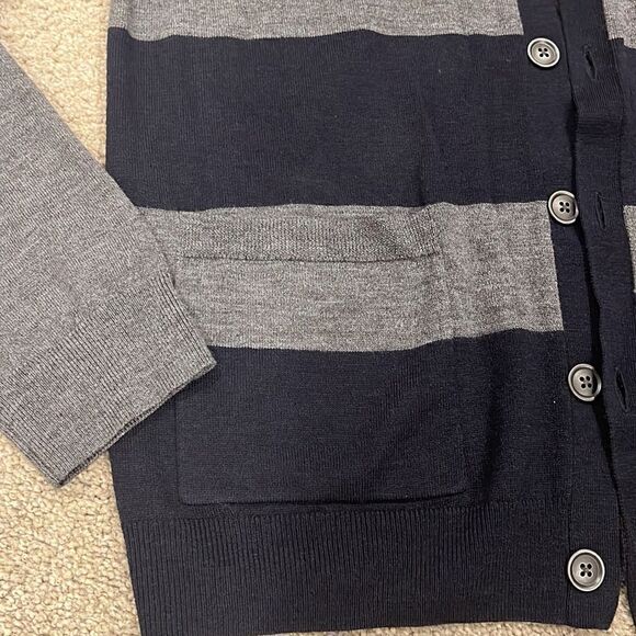 Gap Men’s cardigan extra fine merino wool. size L. Like new. - Picture 4 of 5